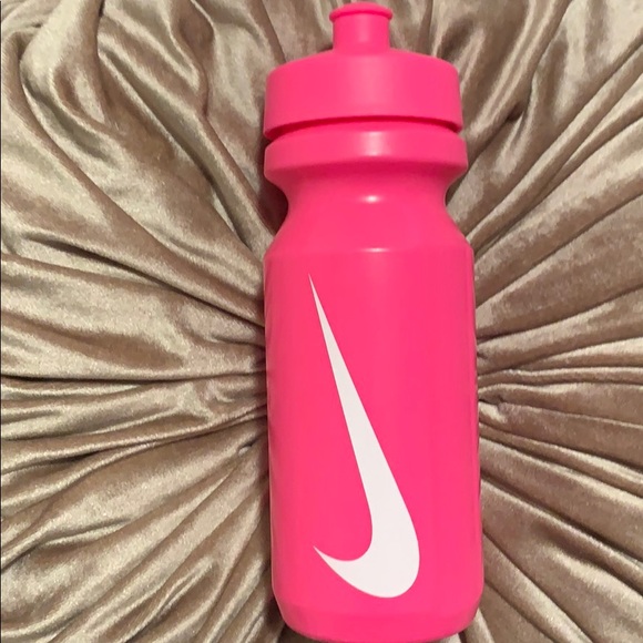 hot pink nike water bottle